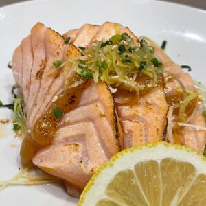 Sashimi de salmón flambeado